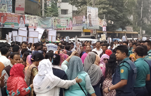 বিএনপির পল্টন কার্যালয়ের সামনে মিলন সমর্থকদের বিক্ষোভ