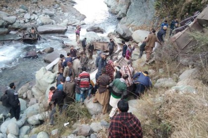 কাশ্মীরে বাস খাদে, নিহত ১১