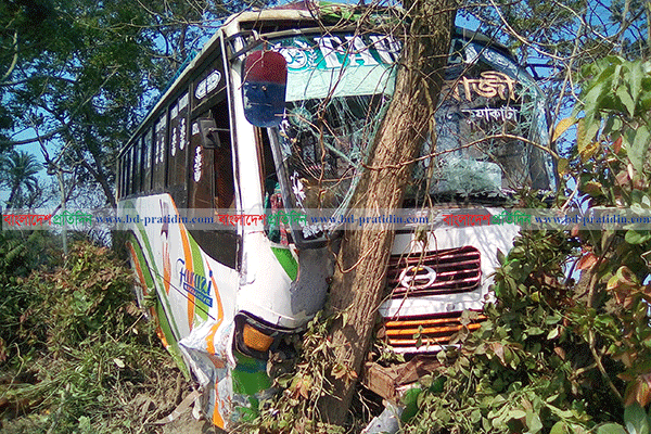 ঝালকাঠিতে পুলিশবাহী বাস দুর্ঘটনায় আহত ২০
