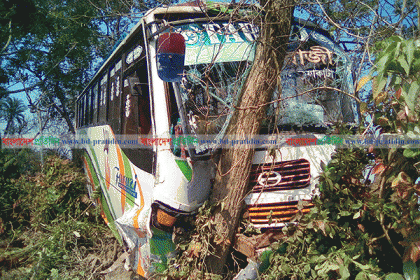 ঝালকাঠিতে পুলিশবাহী বাস দুর্ঘটনায় আহত ২০