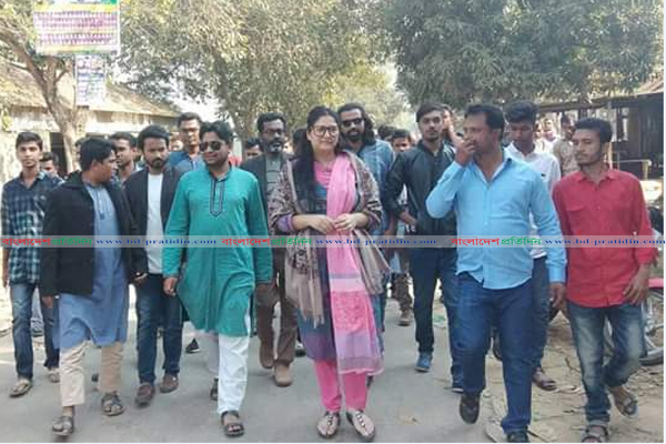 ভোটারদের বাড়ি বাড়ি গিয়ে কুঁড়ি সিদ্দিকীর গণসংযোগ
