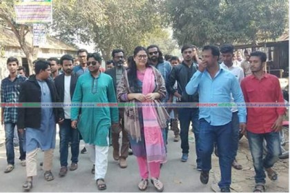 ভোটারদের বাড়ি বাড়ি গিয়ে কুঁড়ি সিদ্দিকীর গণসংযোগ