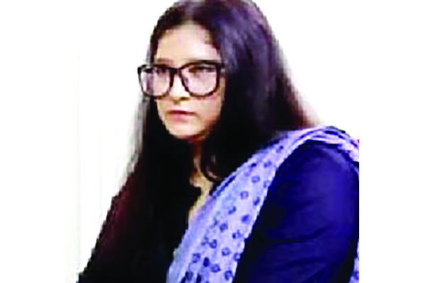 বাড়ি বাড়ি গিয়ে বীর কন্যা কুঁড়ি সিদ্দিকীর গণসংযোগ