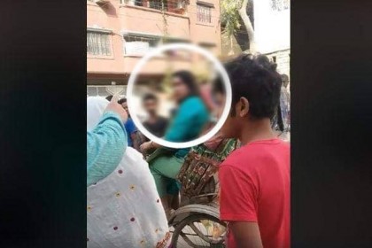 রিক্সাচালককে প্রকাশ্যে নারীর পিটুনি ভাইরাল! (ভিডিও)