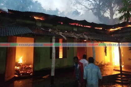 হালুয়াঘাটে অগ্নিকান্ডে ৫টি কক্ষ পুড়ে ছাই 