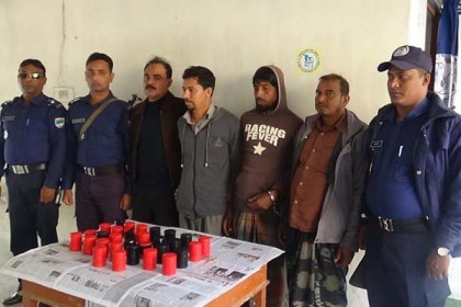 ঝিনাইদহে ৩০টি বোমা ও জিহাদি বই উদ্ধার, আটক ৪ 