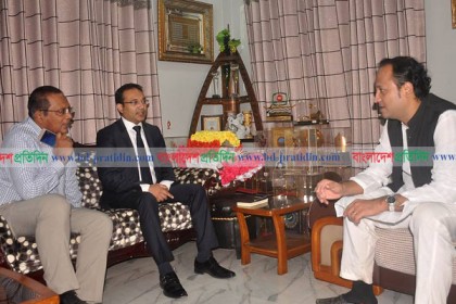 নওফেলের সাথে ব্রিটিশ পলিটিক্যাল সেক্রেটারির বৈঠক

