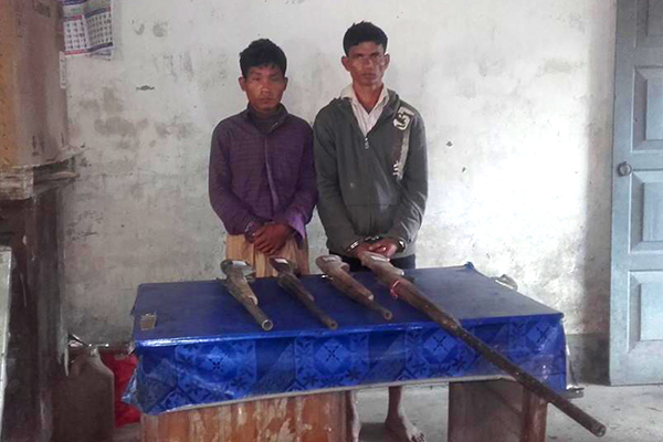 লামায় দেশীয় অস্ত্রসহ আটক ২

