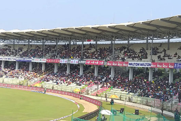 বোলিংয়ে মাশরাফি, গ্যালারিতে ‘নৌকা নৌকা’ স্লোগান