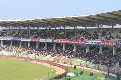 বোলিংয়ে মাশরাফি, গ্যালারিতে ‘নৌকা নৌকা’ স্লোগান