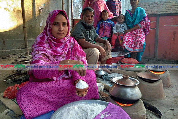 দিনাজপুরে পথে পথে শীতের পিঠা খাওয়ার ধুম