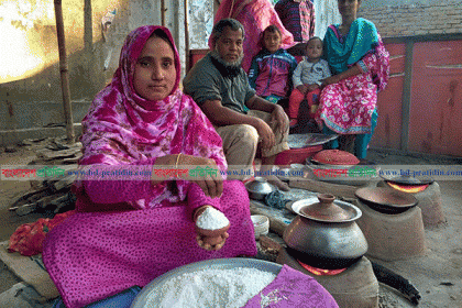 দিনাজপুরে পথে পথে শীতের পিঠা খাওয়ার ধুম