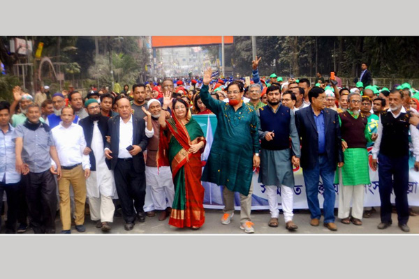 কুমিল্লায় বিজয় দিবসের র‌্যালিতে মানুষের ঢল

