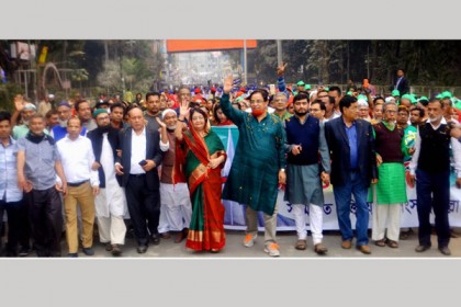 কুমিল্লায় বিজয় দিবসের র‌্যালিতে মানুষের ঢল

