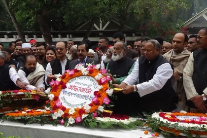 টুঙ্গিপাড়ায় বঙ্গবন্ধুর সমাধিতে কেন্দ্রীয় আওয়ামী লীগের শ্রদ্ধা

