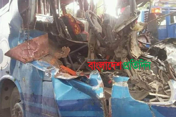 বাগেরহাটে বাস উল্টে ৩ জনের প্রাণহানি
