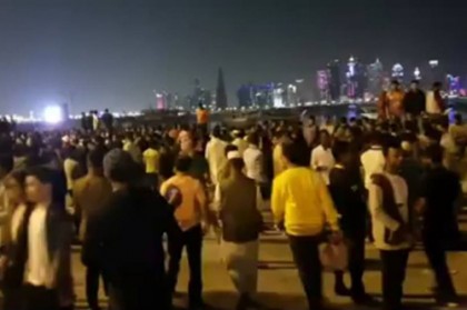 কাতারে নৌকা ও ধানের শীষের মিছিল