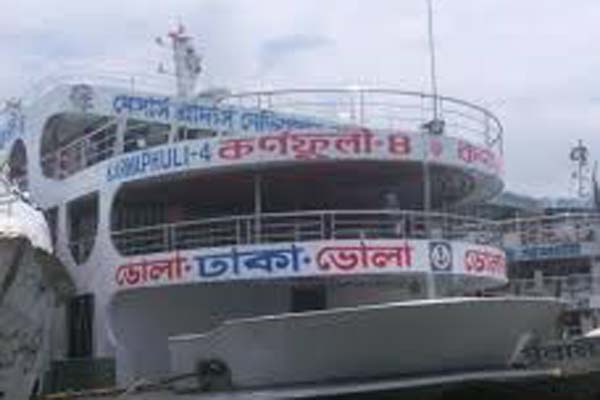 তলা ফেটে চরে আটকে গেছে লঞ্চ, নিরাপদে যাত্রীরা