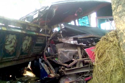 জীবননগরে বাস-ট্রাকের মুখোমুখি সংঘর্ষে ১০ জন আহত