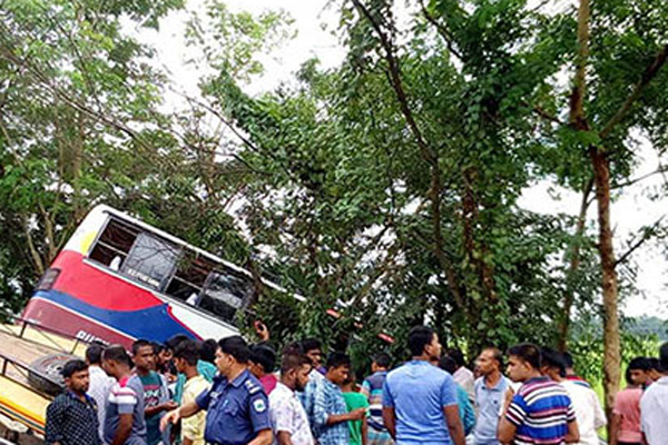ভারতে বাস নিয়ন্ত্রণ হারিয়ে চালকসহ নিহত ৮

