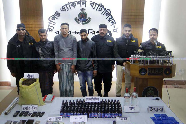 গৌরনদীতে অস্ত্র-জাল টাকাসহ গ্রেফতার ৩