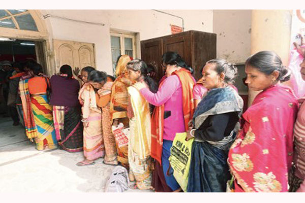 অ্যাকাউন্ট খুললেই ঢুকবে লাখো টাকা, হাজারো মানুষের ভিড়