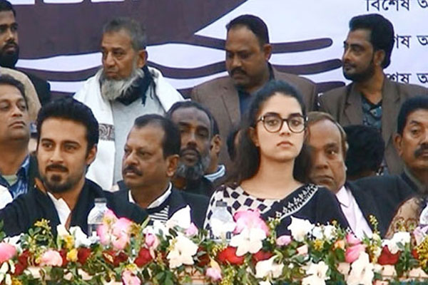 ভোট চাইতে গিয়ে তন্ময়কে নিয়ে যা বললেন স্ত্রী ইফরার