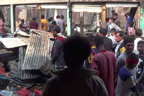নেত্রকোনায় অগ্নিকাণ্ডে ৮ দোকান পুড়ে ছাই
