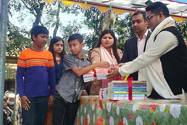 হালুয়াঘাটে উৎসবমুখর পরিবেশে বই বিতরণ