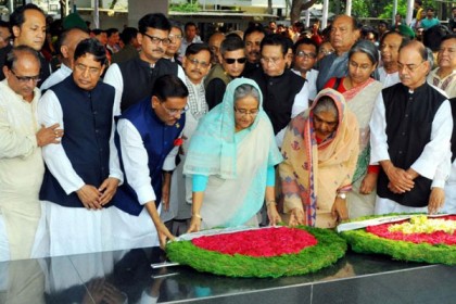 বঙ্গবন্ধুর প্রতিকৃতিতে শেখ হাসিনার শ্রদ্ধা