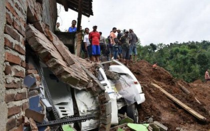 ইন্দোনেশিয়ায় ভূমিধসে নিহত ২, নিখোঁজ ৪১