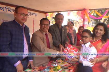 আনন্দঘন পরিবেশে গাজীপুরে বই বিতরণ