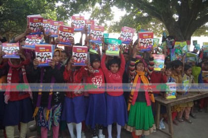 চাঁপাইনবাবগঞ্জে বই বিতরণ