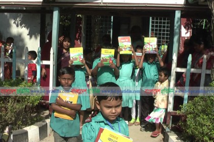 নেত্রকোনায় পাঠ্যপুস্তক বিতরণ