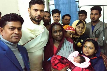 নড়াইলে মারা যাওয়া পুলিশ কর্মকর্তার স্ত্রী-সন্তানকে দেখতে হাসপাতালে মাশরাফি