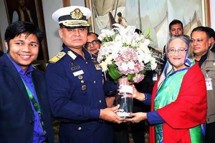 প্রধানমন্ত্রীকে ফুলেল শুভেচ্ছা কোস্ট গার্ড মহাপরিচালকের 