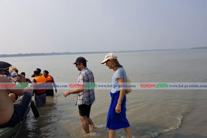 সুন্দরবনে দেশি-বিদেশি পর্যটকদের মিলনমেলা