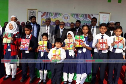 বছরের প্রথম দিনে কাতার প্রবাসী শিক্ষার্থীদের হাতে নতুন বই