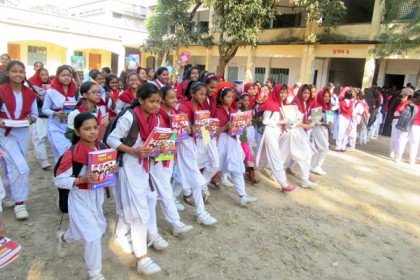 দিনাজপুরে নতুন বই পেয়ে উল্লসিত শিক্ষার্থীরা

