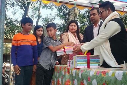 হালুয়াঘাটে উৎসবমুখর পরিবেশে বই বিতরণ
