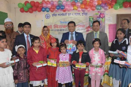কুমিল্লায় ১৬ লক্ষাধিক শিক্ষার্থীর হাতে নতুন বই

