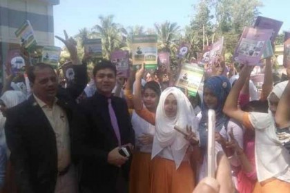 টেকনাফে শিক্ষার্থীদের হাতে নতুন বই 

