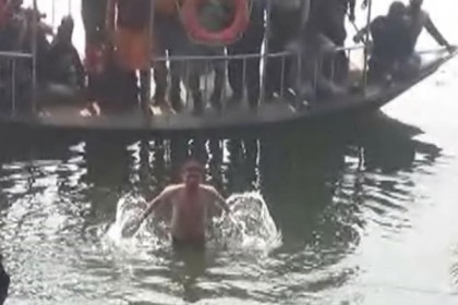 নতুন বছরকে স্বাগত জানাতে ঠাণ্ডা পানিতে ২০১৯ ডুব