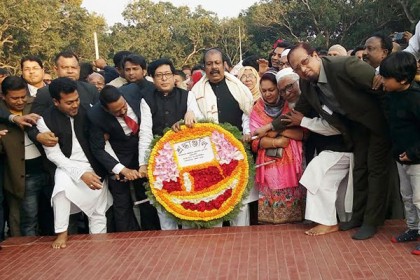 মুজিবনগর স্মৃতিসৌধে শ্রদ্ধা জানালেন ফরহাদ হোসেন