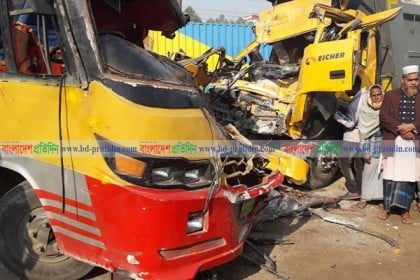 টাঙ্গাইলে বাস-ট্রাক সংঘর্ষে যাত্রী নিহত