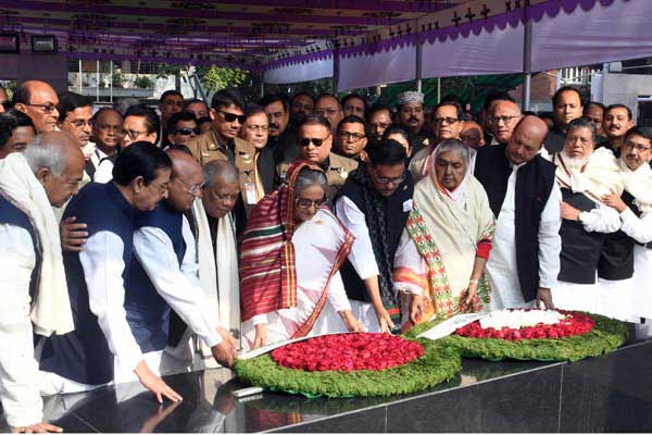 বঙ্গবন্ধুর প্রতিকৃতিতে নতুন এমপিদের শ্রদ্ধা