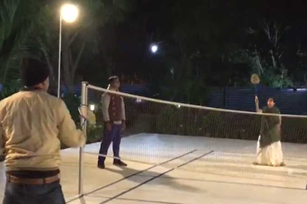 ব্যাডমিন্টন কোর্টে দাপিয়ে বেড়ালেন মমতা