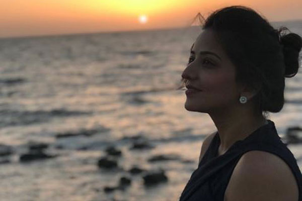 'বিছানায়' মোনালিসা, ভাইরাল ছবি 