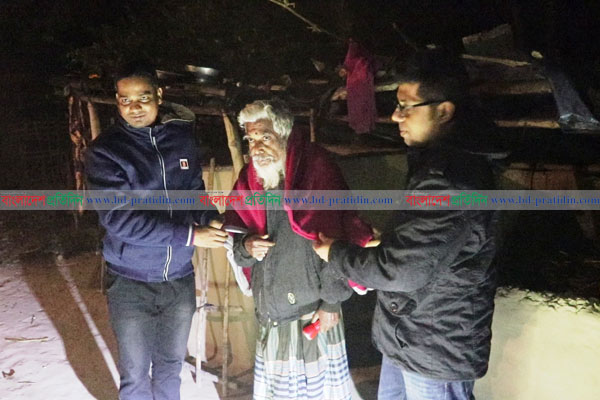 চুয়াডাঙ্গায় গভীর রাতে শীতার্তদের মাঝে কম্বল বিতরণ