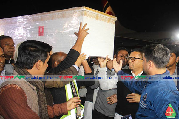 শেষবারের মতো বেইলি রোডের বাসায় সৈয়দ আশরাফের মরদেহ